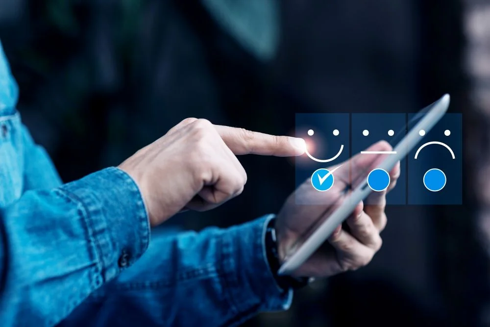 avaliação de desempenho: gestor segurando prancheta para aplicar método de avaliação