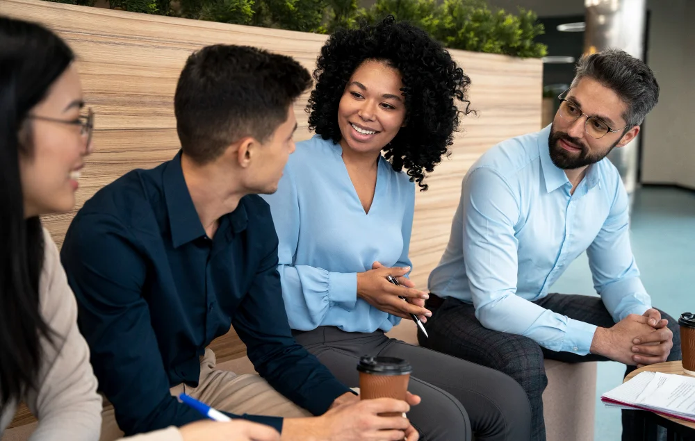 Relacionamento interpessoal: colaboradores compartilhando experiências