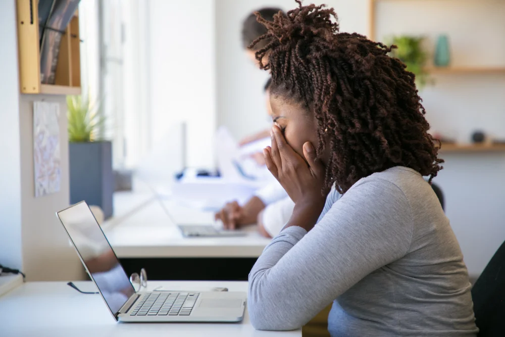 síndrome de burnout: colaboradora passando pelo transtorno emocional