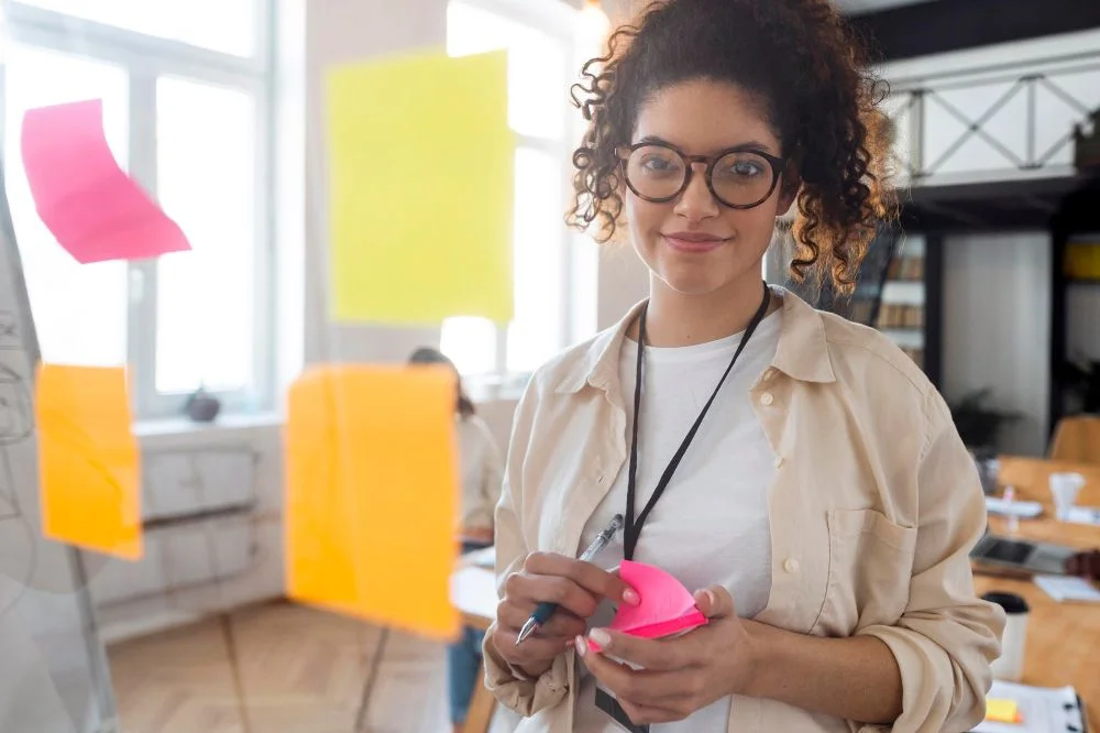 fit cultural: mulher de óculos com um bloco de post-it nas mãos