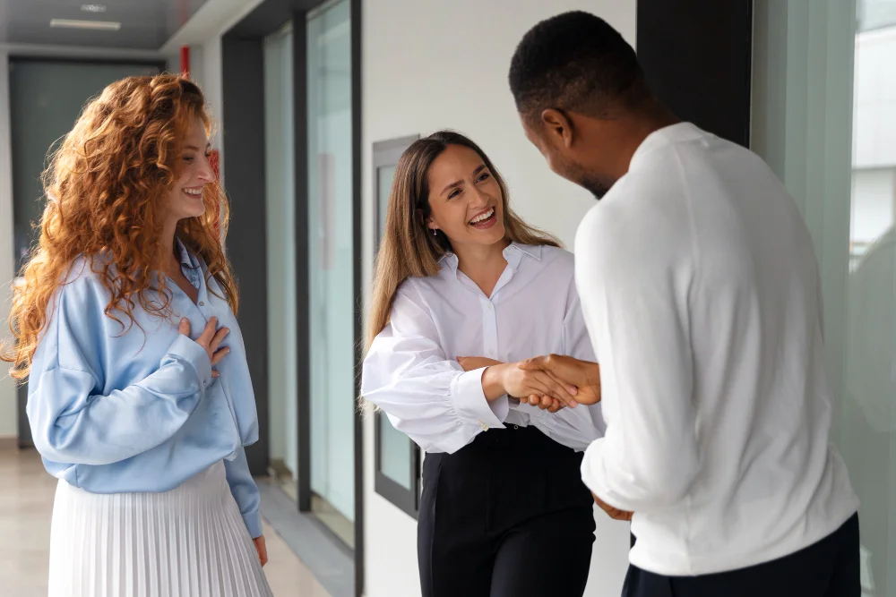 Relacionamento interpessoal no trabalho: três colaboradores conversando