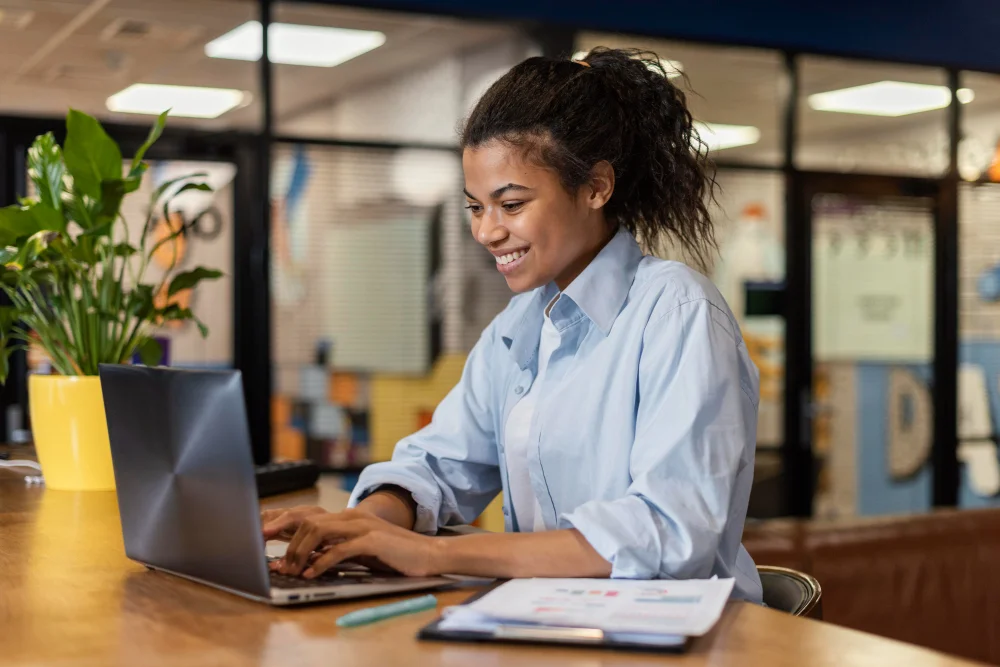 inteligência emocional no trabalho: colaboradora sorrindo