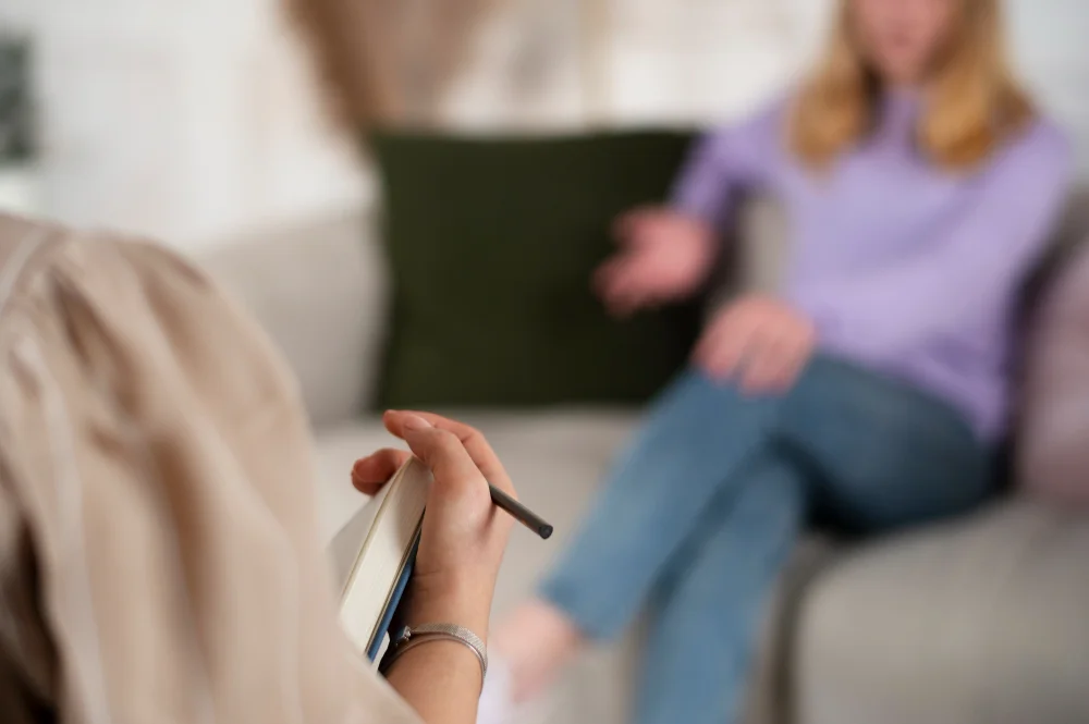 Psicoterapia: vista lateral jovem conversando com terapeuta