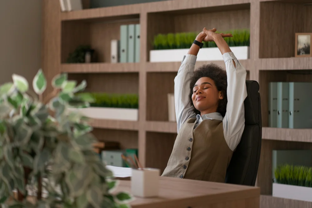 Work life balance: mulher se alongando durante pausa no escritório