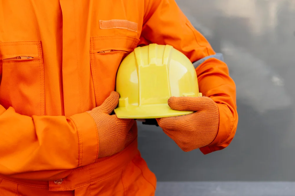 Segurança do trabalho: funcionário segurando capacete de segurança