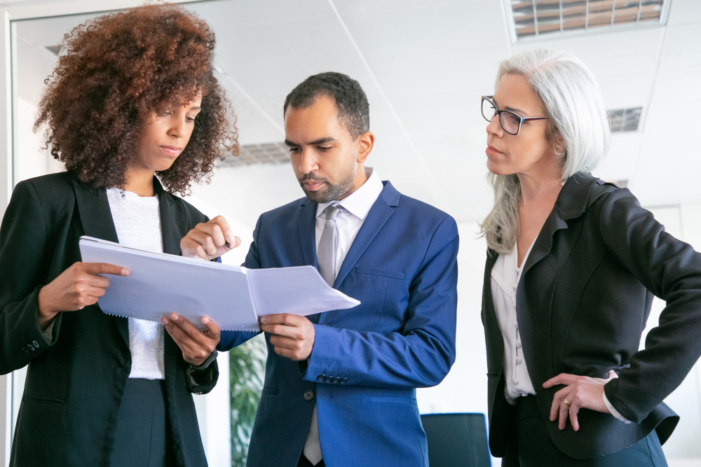 Política interna: colaboradores lendo as políticas da empresa