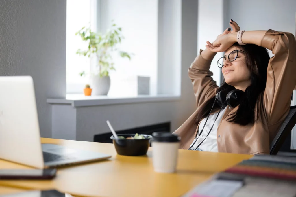 Saúde mental dos colaboradores: colaboradora repousando durante expediente