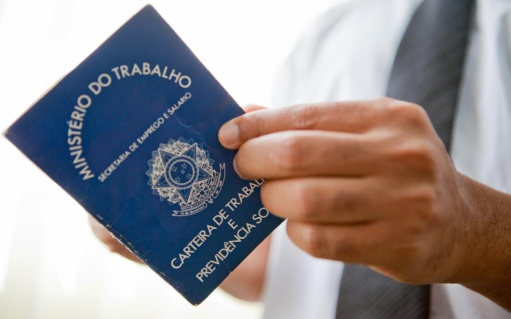 homem segurando carteira de trabalho como alusão ao texto da escala de trabalho 6x1